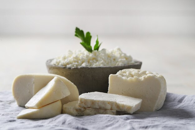 Produtos lácteos na mesa de madeira