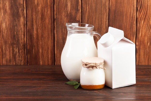 Produtos lácteos na mesa de madeira