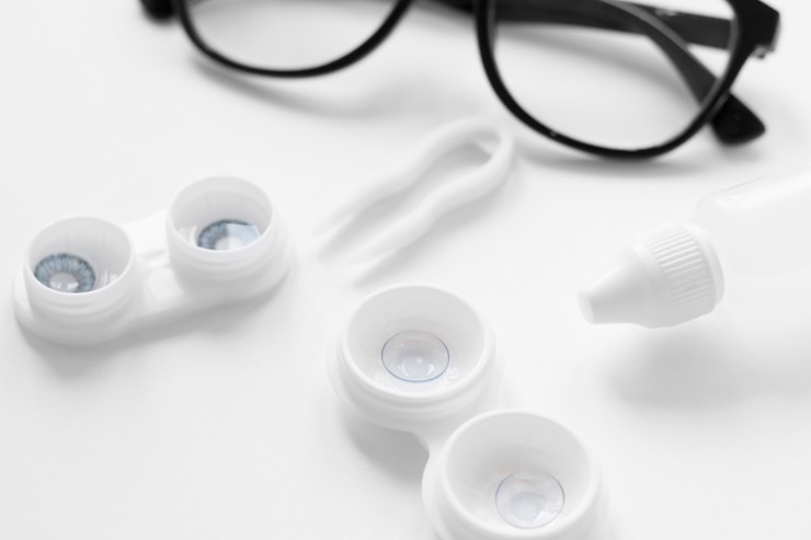 Foto grátis produtos para cuidados com os olhos de alto ângulo