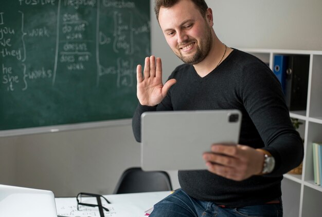 Professor dando uma aula de inglês online para seus alunos