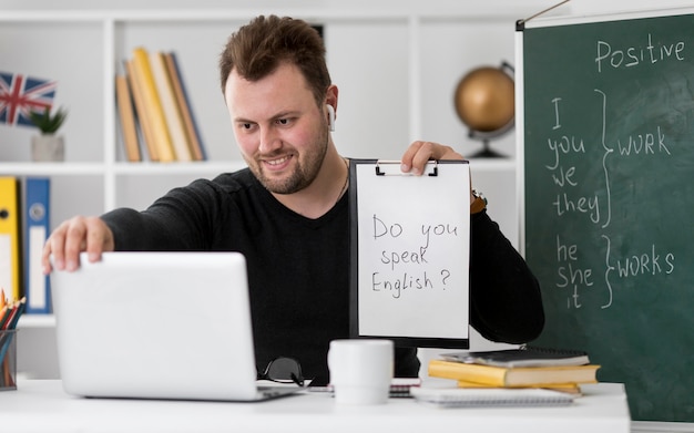 Foto grátis professor dando uma aula de inglês online para seus alunos