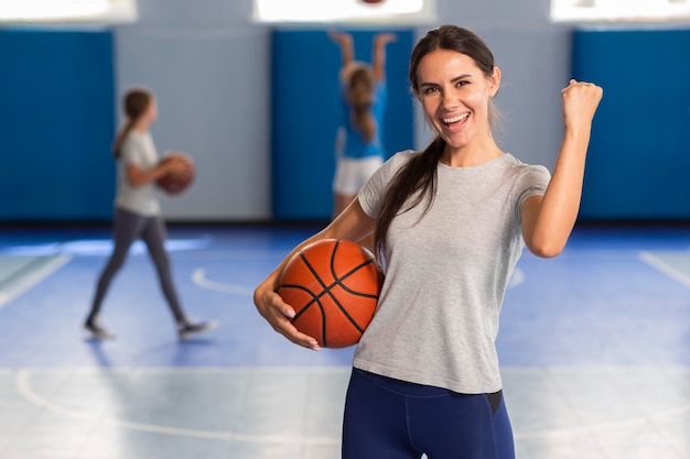 Foto grátis professor de esportes na aula de educação física