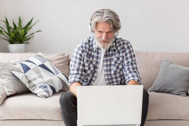 Professor de tiro médio trabalhando no laptop