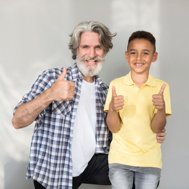 Foto grátis professor feliz e aluno posando