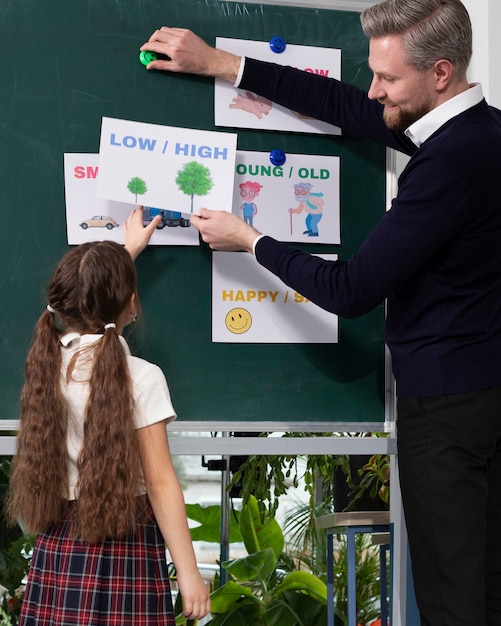 Foto grátis professor segurando aula de inglês