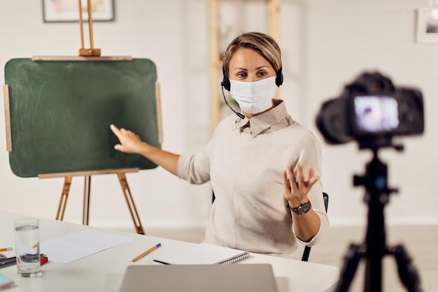 Professora com palestra de gravação de máscara facial protetora para eleaning durante pandemia de vírus