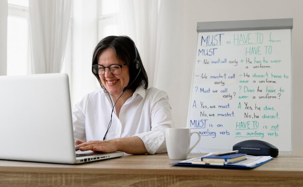 Professora dando aulas de inglês online
