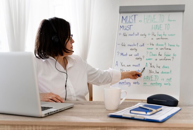 Professora dando aulas de inglês online