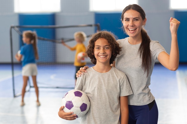 Foto grátis professora de esportes com seus alunos