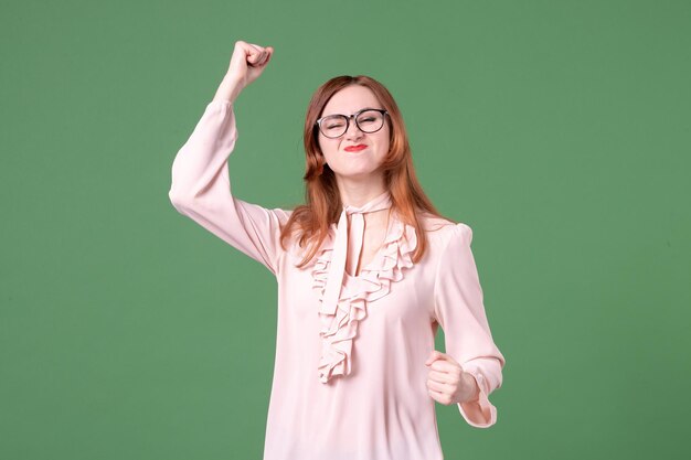 Professora de frente com blusa rosa e verde