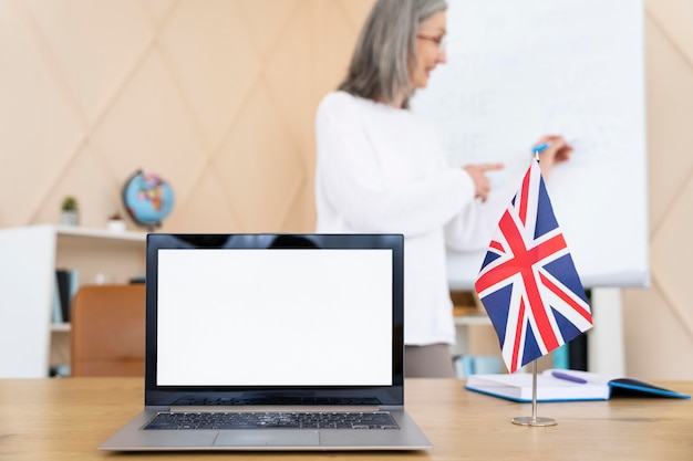 Foto grátis professora de inglês dando aula no laptop