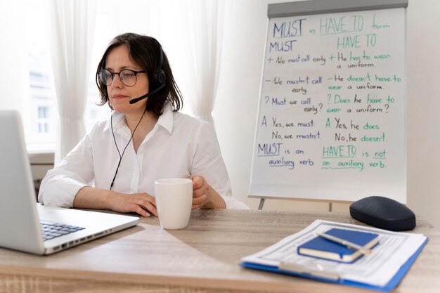 Professora de inglês dando aulas online em casa