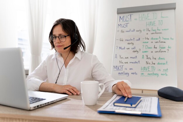 Professora de inglês dando aulas online em casa