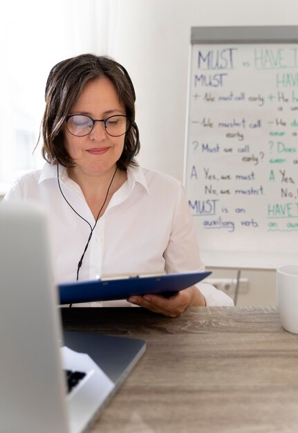 Professora de inglês dando aulas online
