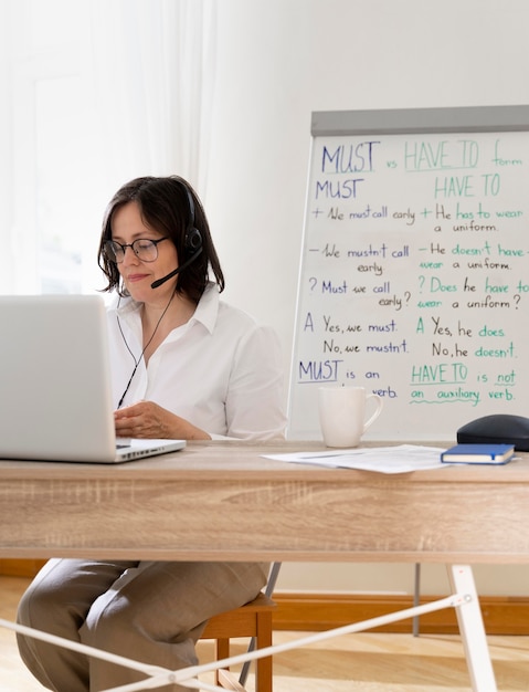 Professora de inglês dando aulas online