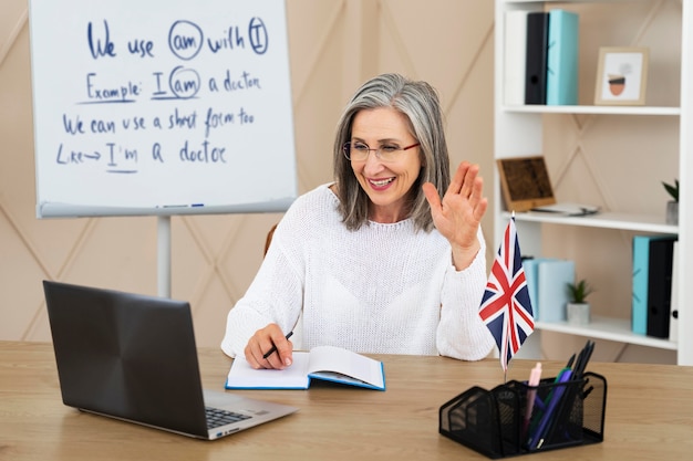 Professora de inglês fazendo aulas online