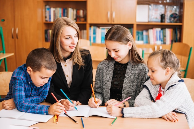 Professora e alunos colorir imagem