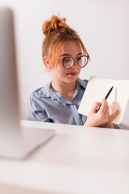 Professora explicando lição para alunos durante uma aula online