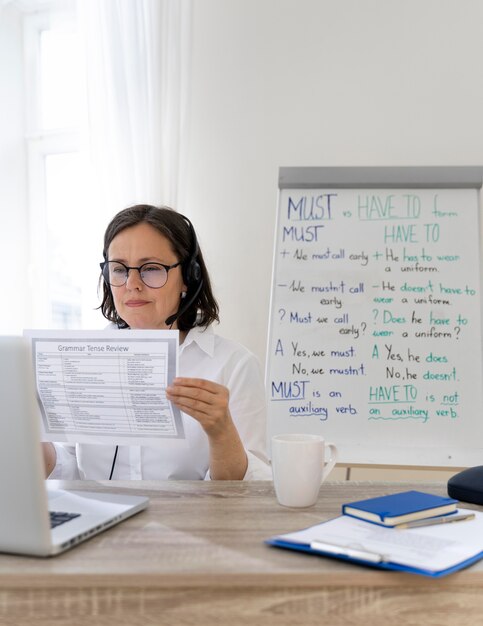 Professora fazendo sua aula de inglês com um quadro branco