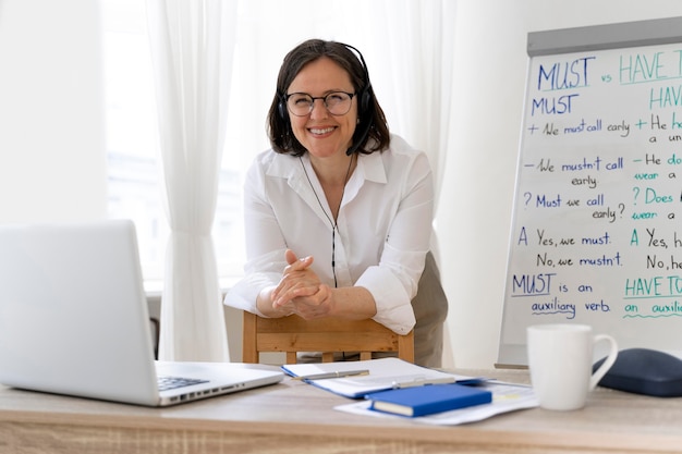 Professora fazendo sua aula de inglês com um quadro branco