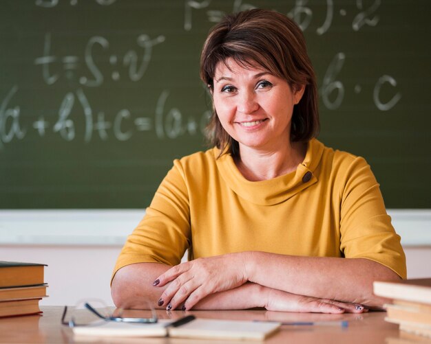 Professora na mesa