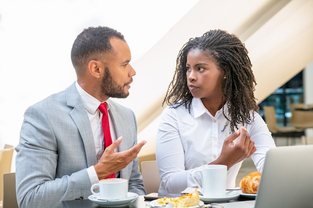 Profissionais diversos entusiasmados que discutem o projeto