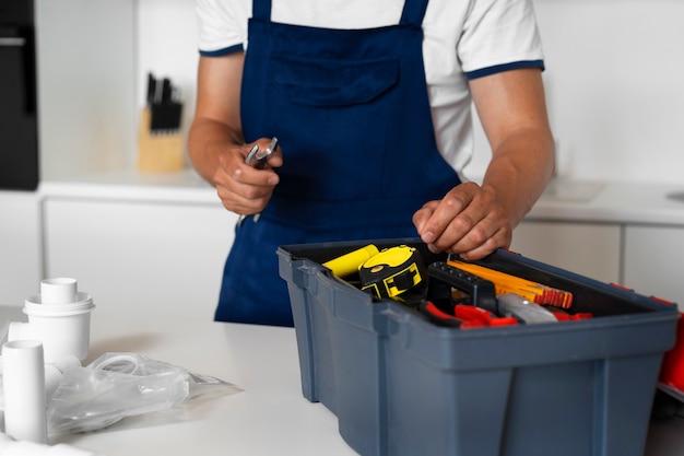 Foto grátis profissional de encanamento fazendo seu trabalho