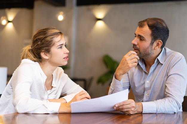 Profissional de negócios sério, discutindo o relatório