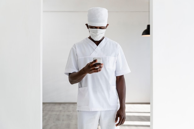 Profissional jovem médico com máscara médica