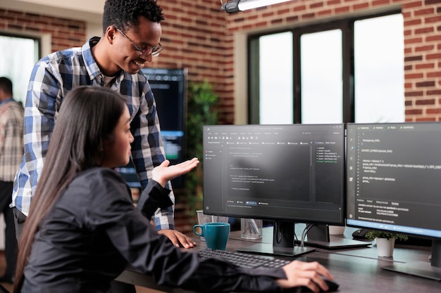 Foto grátis programadores questionando fonte de ataques cibernéticos e cobertura de segurança do sistema. o técnico de software triangula a localização do hacker atualizando os códigos de script de segurança e o sequenciador do processador de dados.