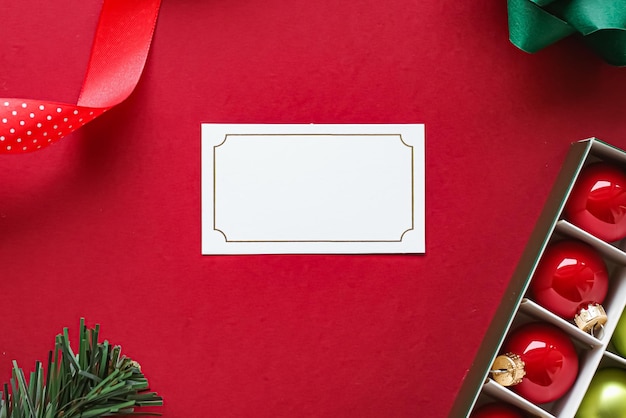 Projeto de identidade de marca de férias e natal conceito flatlay branco cartão de visita em branco e natal ornam ...