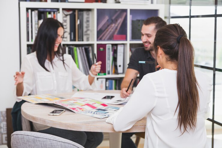 Foto grátis projetores de coworking alegre no escritório