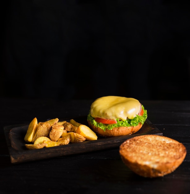 Foto grátis pronto para ser servido hambúrguer com batatas fritas