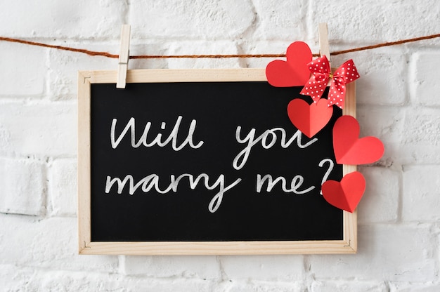 Foto grátis proposta de casamento escrita em um quadro negro