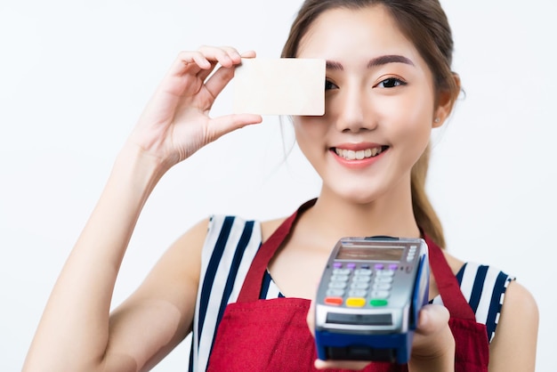 Proprietário de empresa asiática atraente com mão de avental presente felicidade de cartão de crédito e conceito de proprietário de empresa alegre