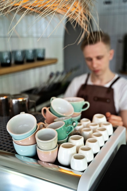 Foto grátis proprietário de pequena empresa limpando café