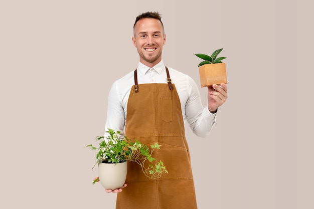 Proprietário de pequena empresa segurando vasos de plantas