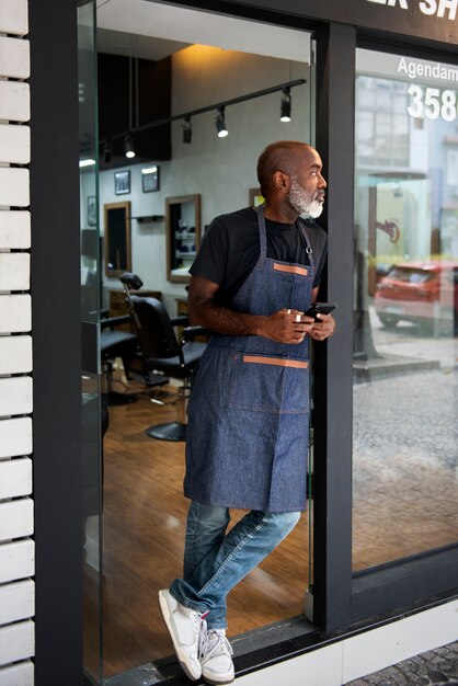 Proprietário de salão de cabeleireiro latino se preparando para clientes
