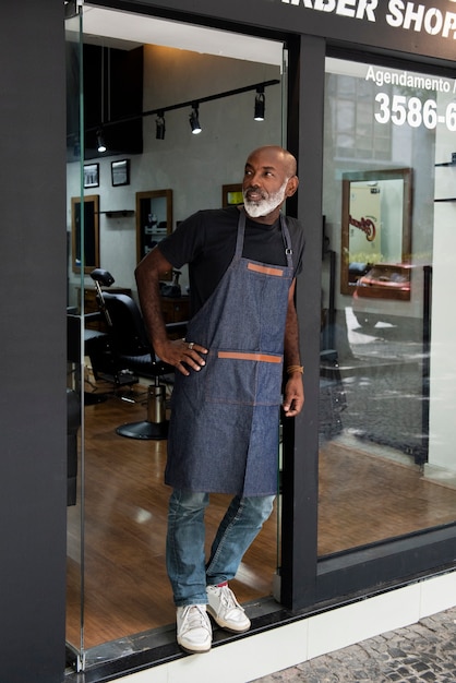 Proprietário de salão de cabeleireiro latino se preparando para clientes