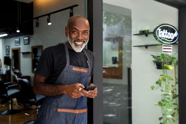 Proprietário de salão de cabeleireiro latino se preparando para clientes