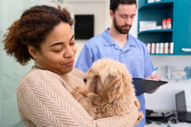 Proprietário de tiro médio segurando cachorro