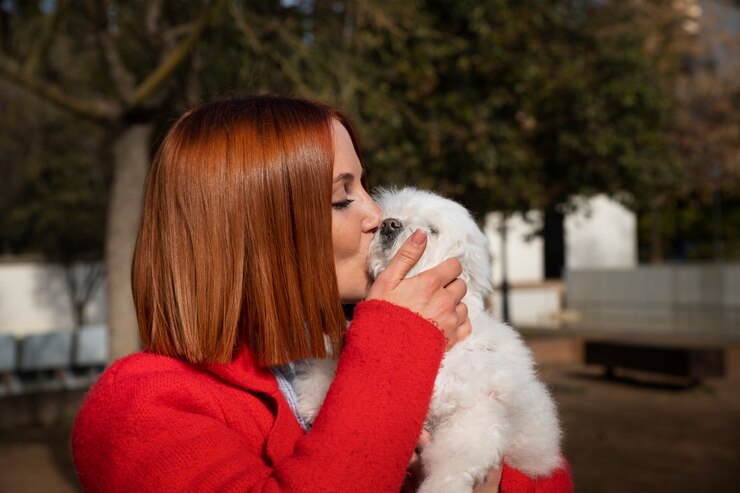 Foto grátis proprietário de vista lateral com cachorro fofo