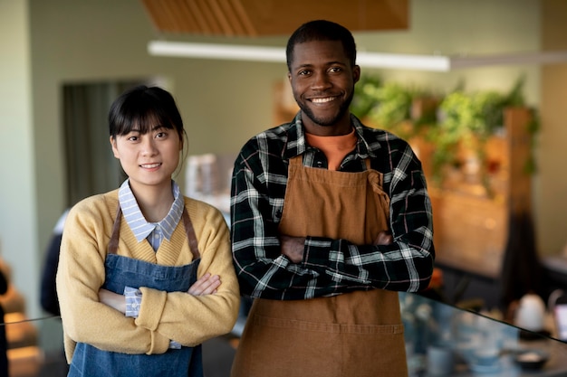 Proprietários de empresas sorridentes de filmagem média