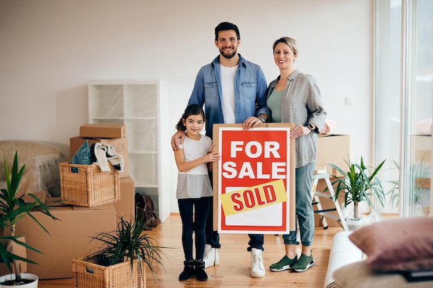 Proprietários orgulhosos de uma nova casa