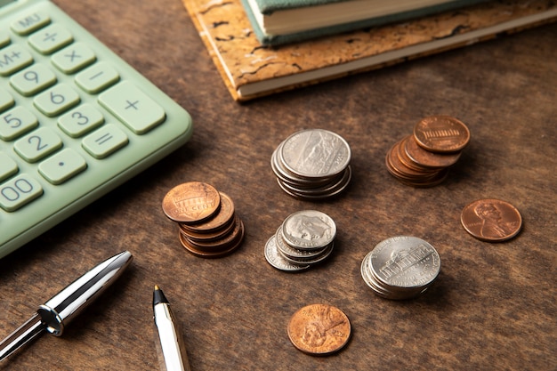 Foto grátis próximo plano das moedas na mesa