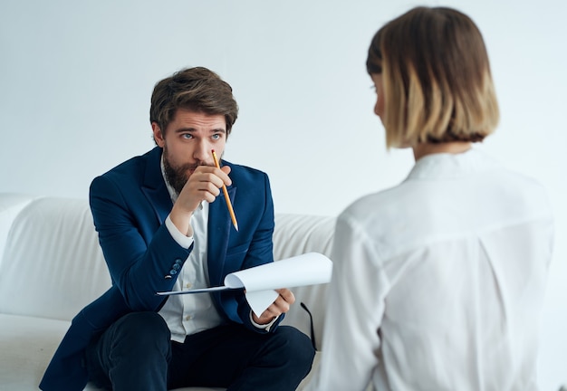 Psicólogo masculino se comunica com uma mulher paciente consulta estilo de vida