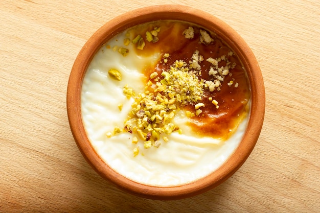 Pudim de arroz sutlac de sobremesa turca tradicional Foto Premium