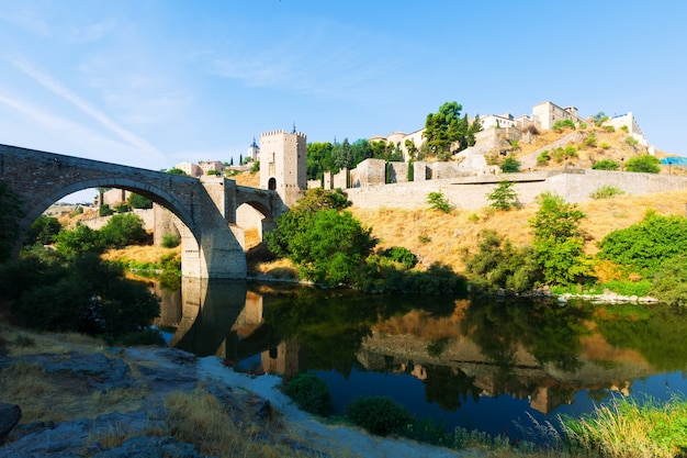 Foto grátis puente de alcântara. toledo, espanha