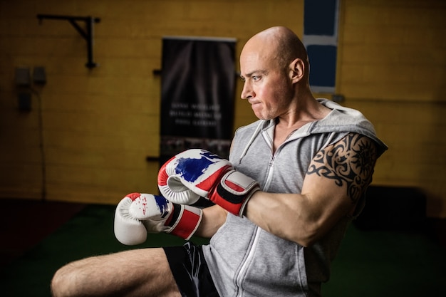 Foto grátis pugilista tailandês praticando boxe