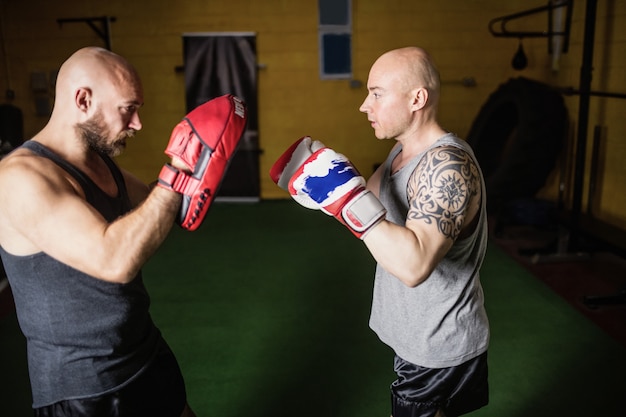 Foto grátis pugilistas praticando boxe no estúdio de fitness